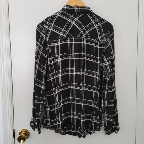 Torrid || 00 Black White Plaid Rayon Twill Camp Shirt - Picture 2 of 9